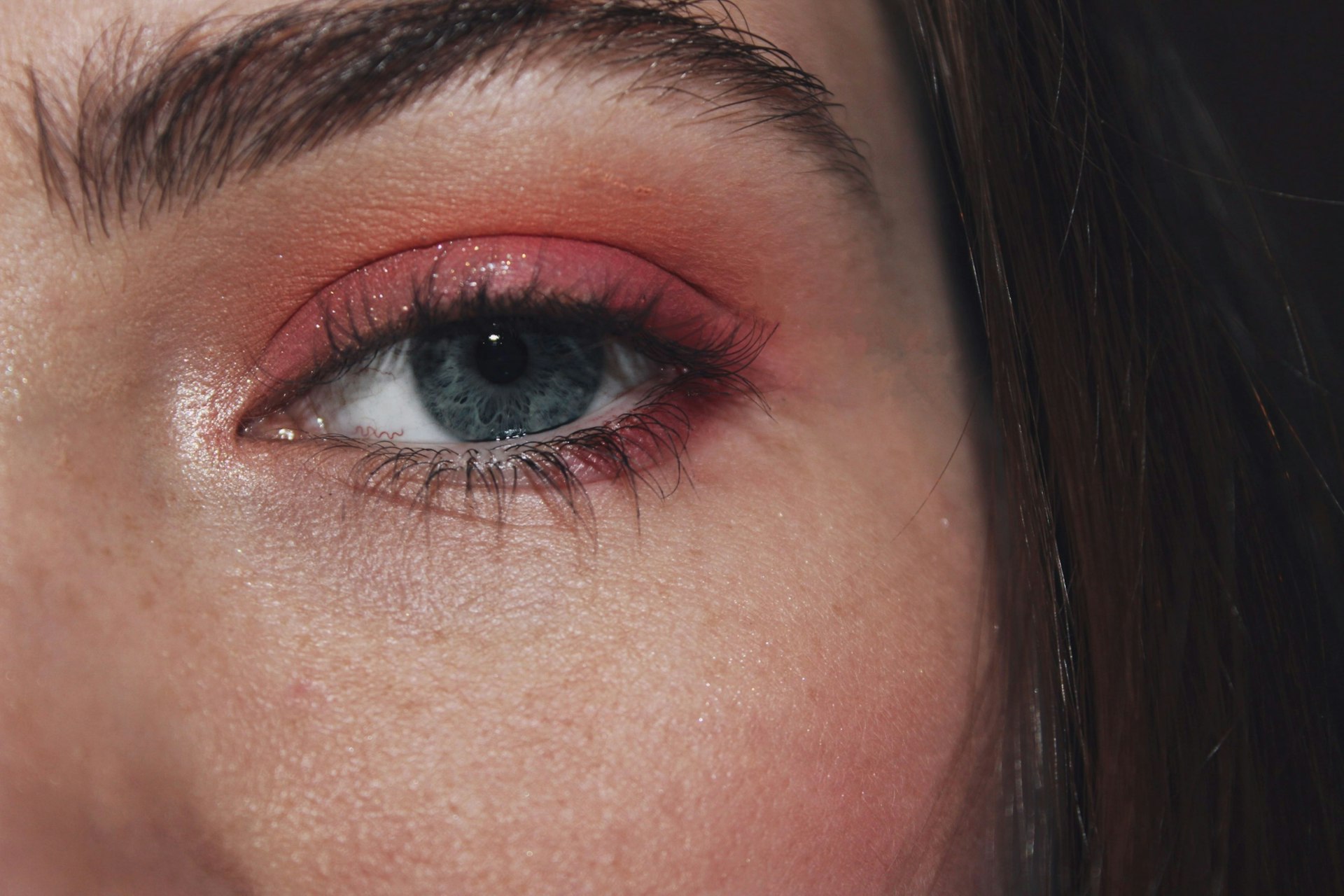 persons brown eyes and brown hair